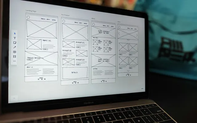 Laptop mostrando el diseño de una página web